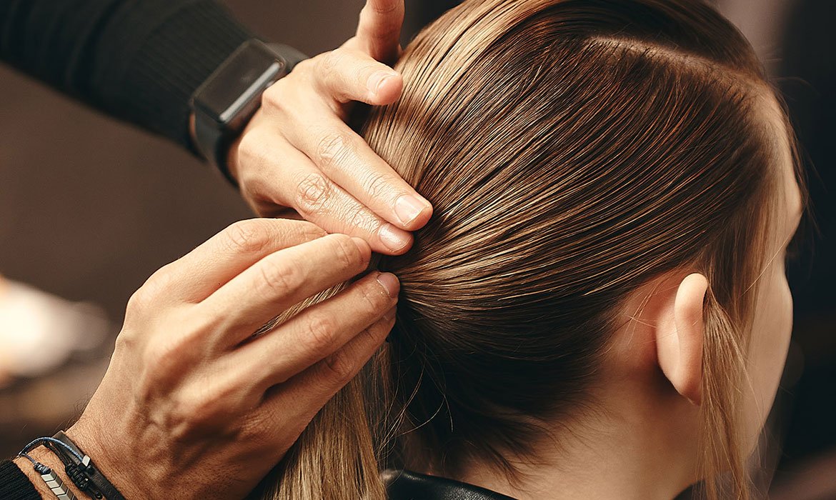 En esta primavera-verano 2021 también vas a ver algún que otro recogido retro. Clávalo con la fijación de la Laca Elnett y pásatelo bien saliéndote un poco de tu zona de confort.